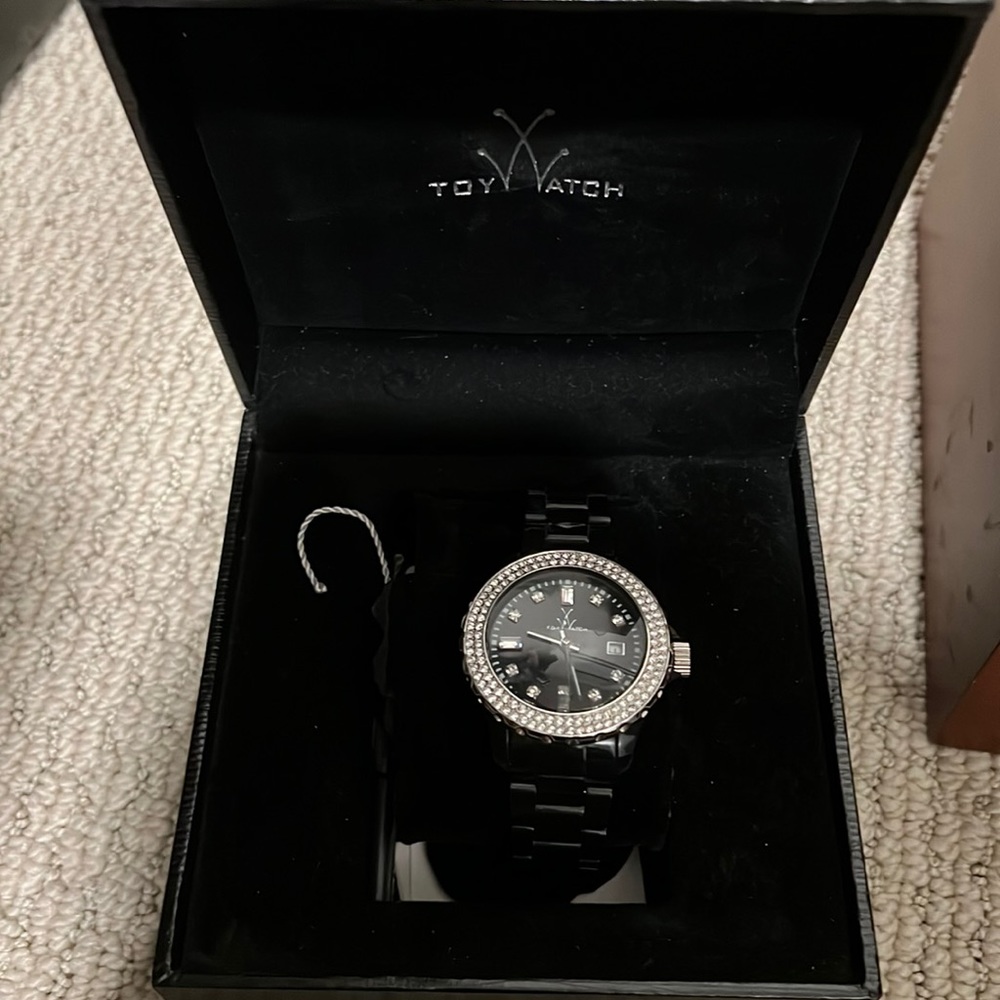 Complete with box, tag and extra links. In great condition.